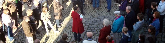 Silke Fink führt eine Besuchergruppe durchs Röhm