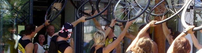 Triathleten stehen Spalier für das Hochzeitspaar