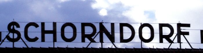 Schriftzug Schorndorf vor blauem Himmel