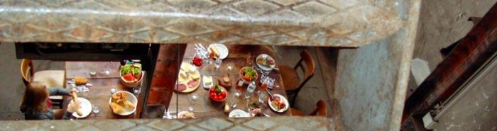 Ein gedeckter Tisch im Kesselhaus des Röhm