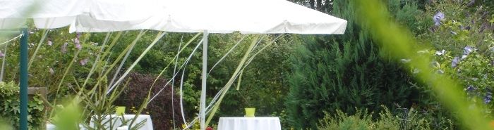 Fest im Grünen unter Sonnenschirmen